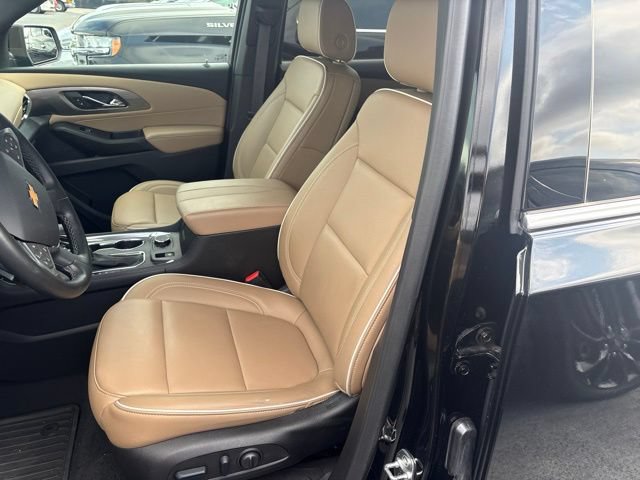 Used 2023 Chevrolet Traverse Premier FWD image 9
