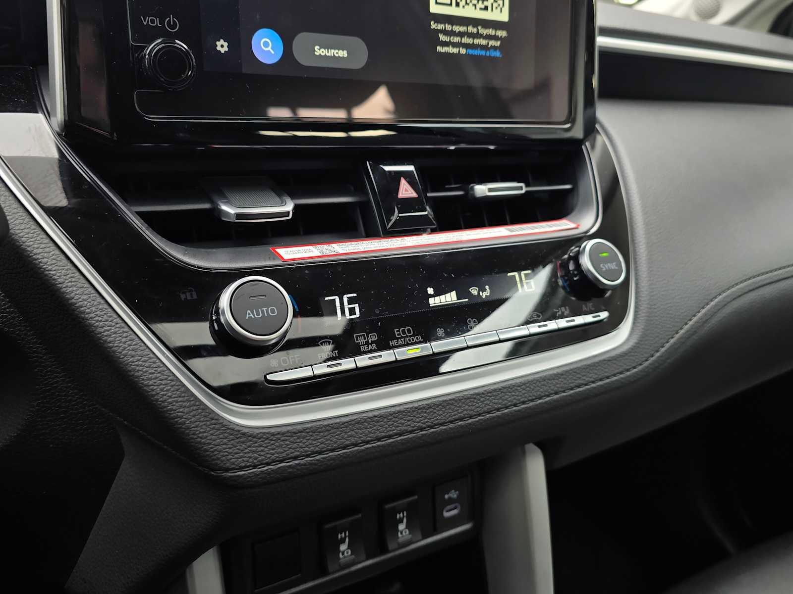 Certified 2025 Toyota Corolla Cross XLE image 28