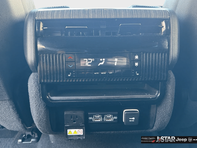 Used 2022 Jeep Wagoneer Series III AWD/4WD image 19