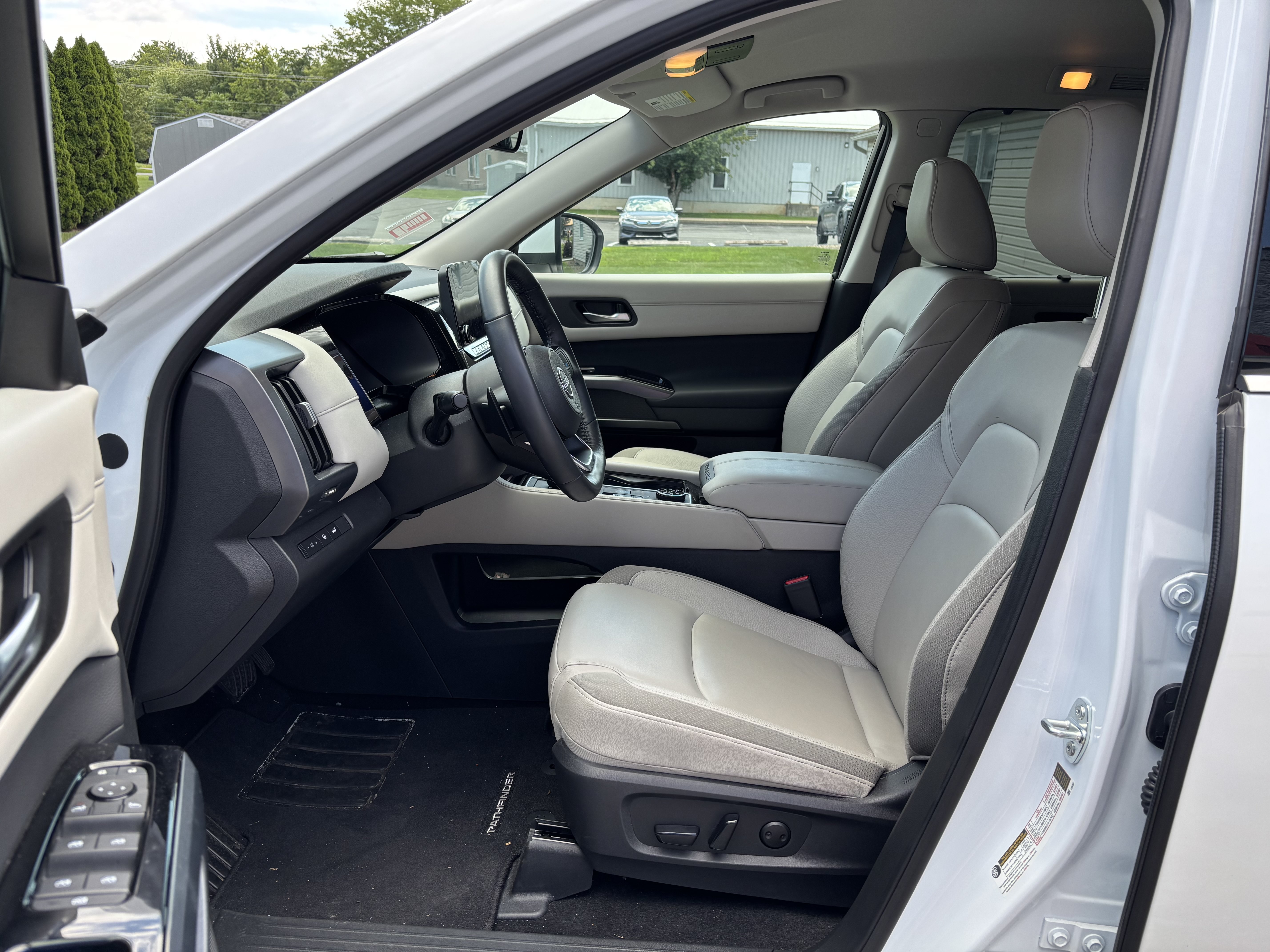 Used 2025 Nissan Pathfinder SL AWD/4WD image 13