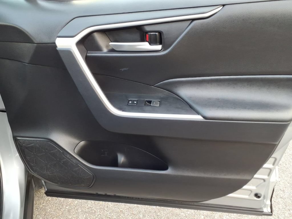 Used 2025 Toyota RAV4 XLE FWD image 21
