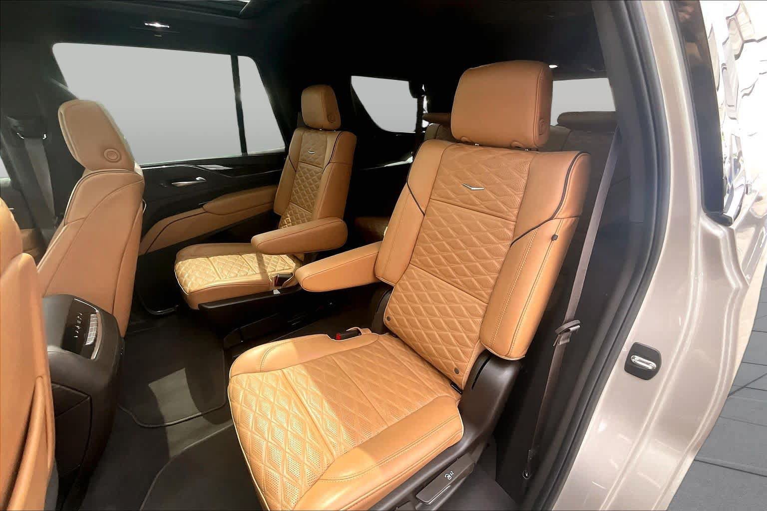 Used 2024 Cadillac Escalade Premium Luxury w/ Performance Package AWD/4WD image 21