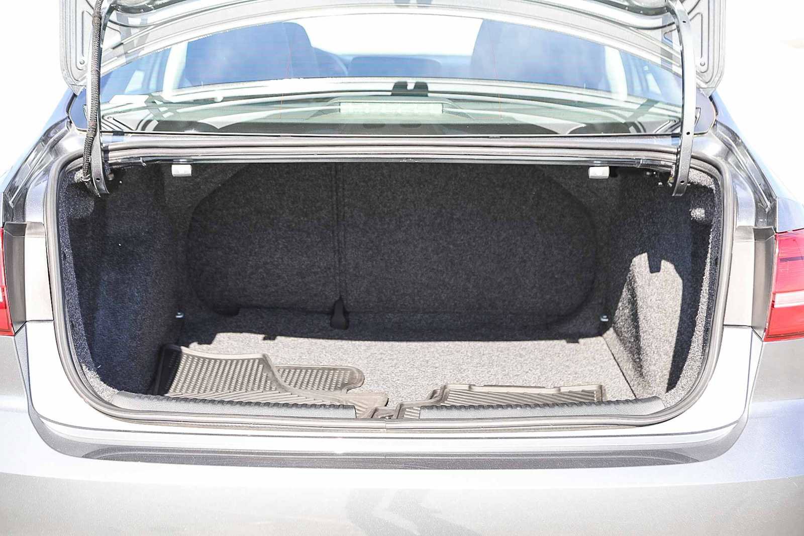 Used 2015 Volkswagen Jetta TDI S image 25