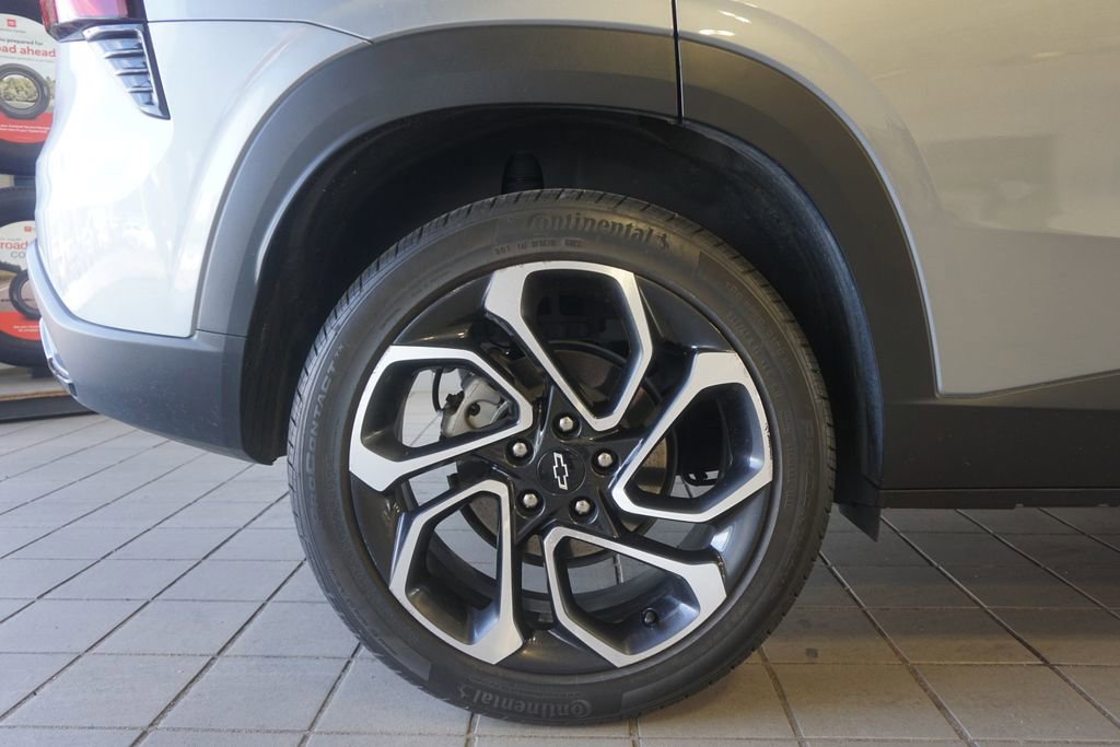 Used 2024 Chevrolet Trax RS w/ Sunroof Package FWD image 23