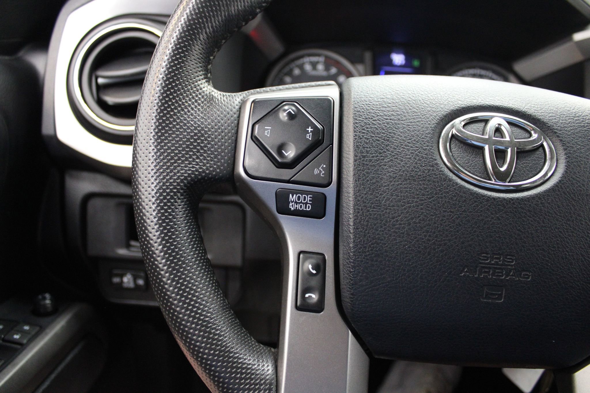 Used 2019 Toyota Tacoma SR5 AWD/4WD image 32