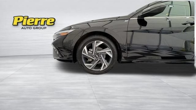 Used 2025 Hyundai Elantra Limited FWD image 9