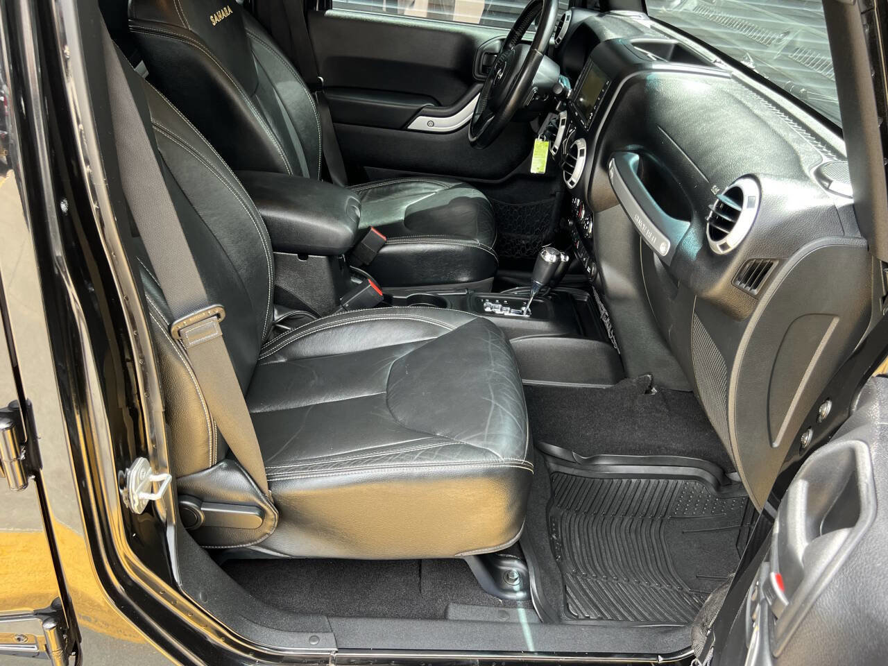 Used 2015 Jeep Wrangler Unlimited Sahara w/ Connectivity Group image 20