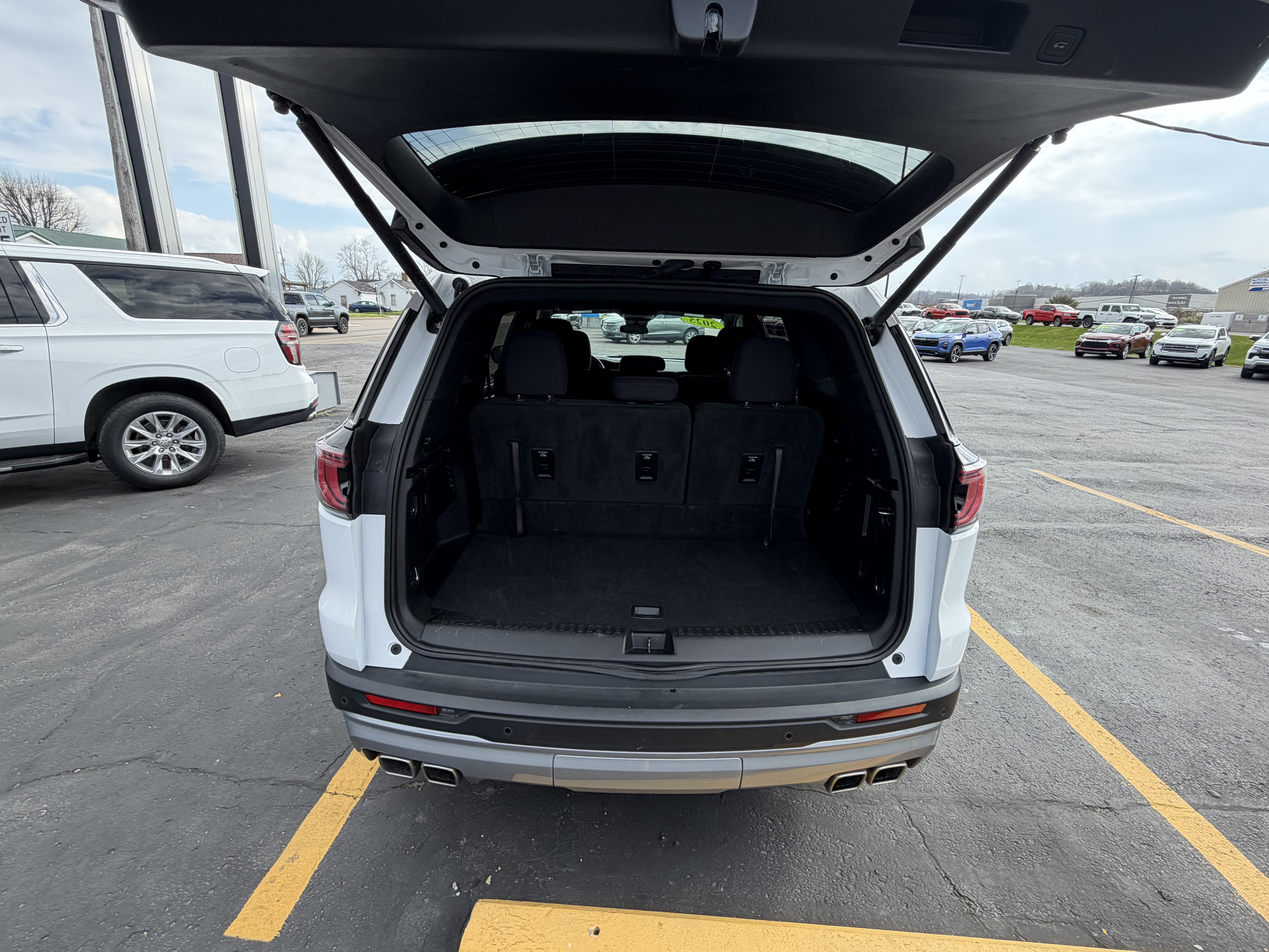 Used 2025 GMC Acadia Elevation FWD image 7
