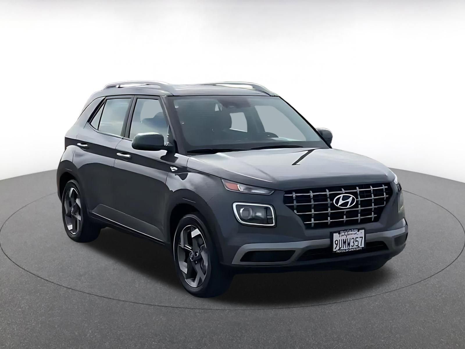 Used 2025 Hyundai Venue SEL image 3