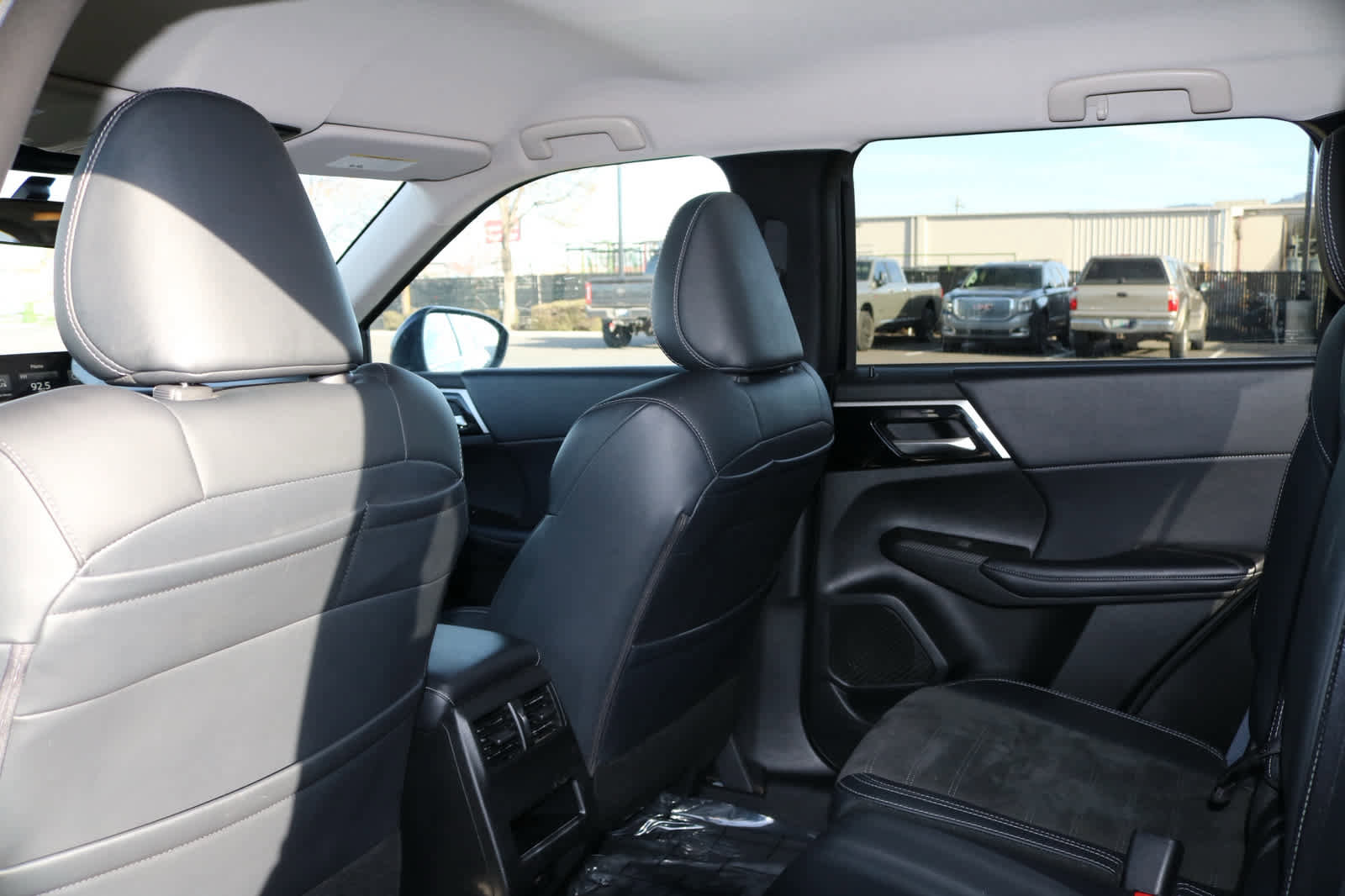 Used 2024 Mitsubishi Outlander SE image 25