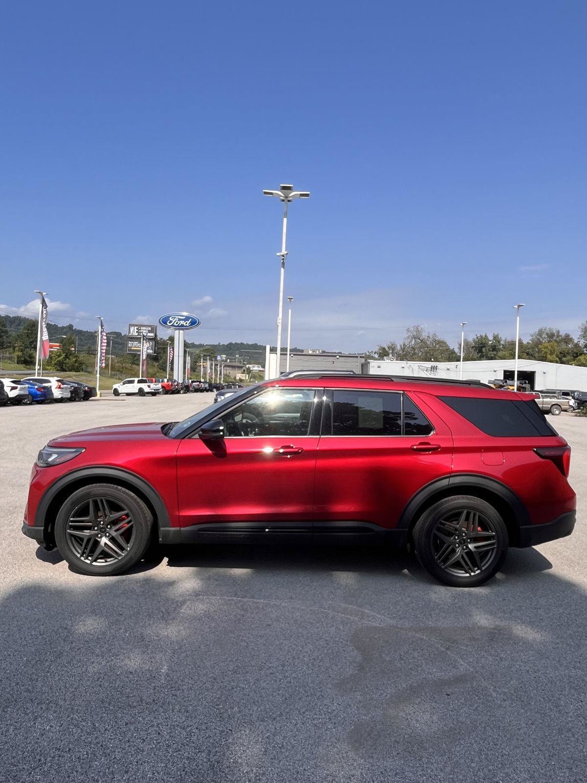 Used 2025 Ford Explorer ST AWD/4WD image 7