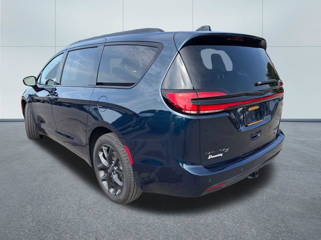 Used 2025 Chrysler Pacifica Limited w/ Trailer Tow Group AWD/4WD image 2
