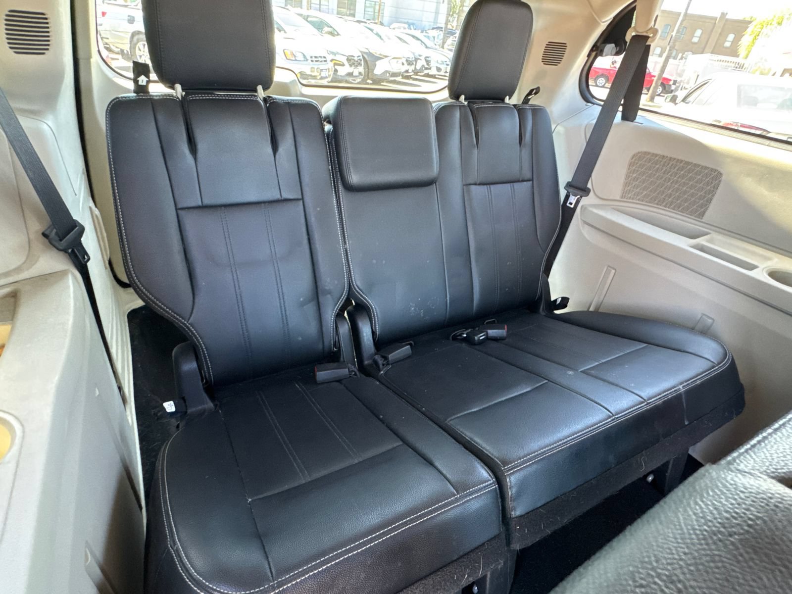 Used 2014 Chrysler Town & Country Touring FWD image 11