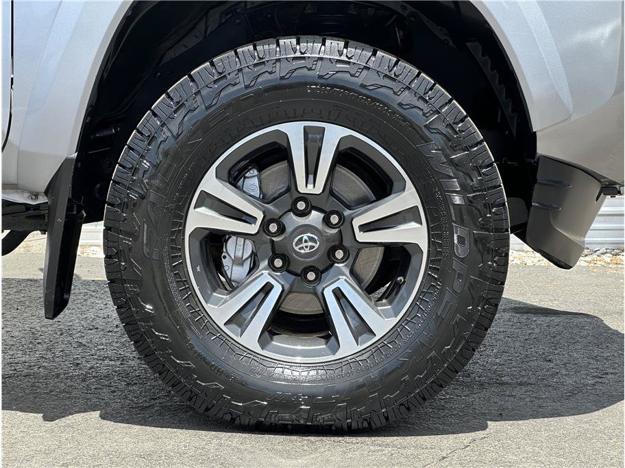 Used 2019 Toyota Tacoma TRD Sport w/ Technology Package AWD/4WD image 29