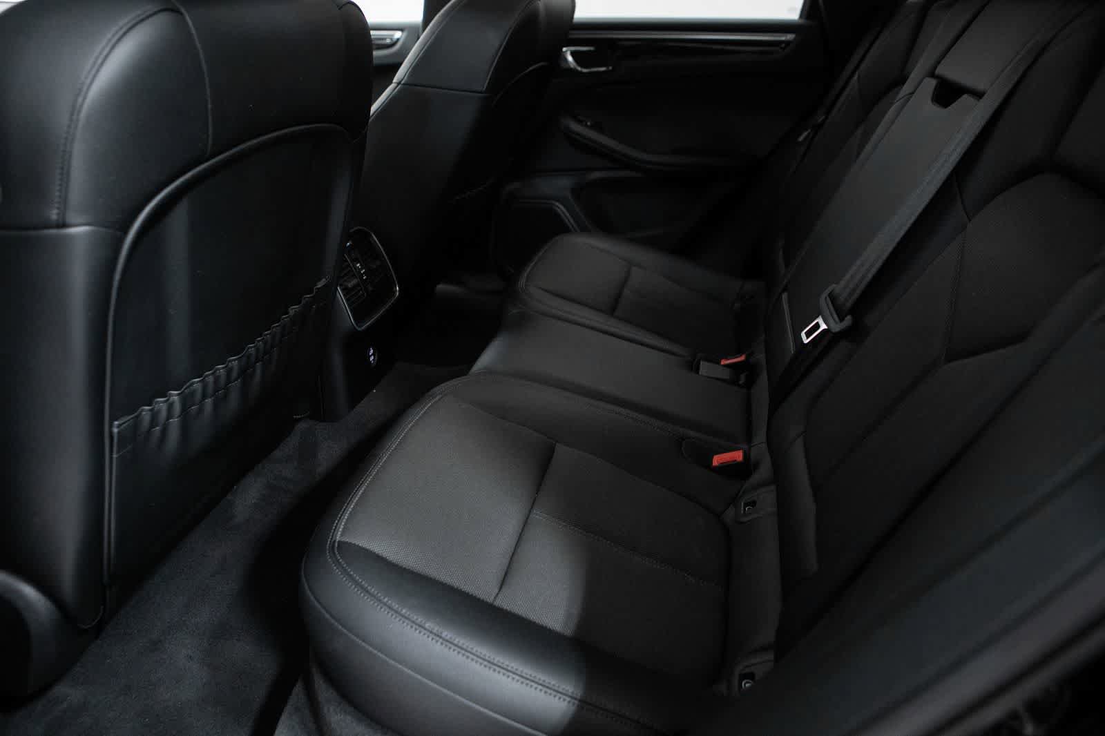Certified 2024 Porsche Macan AWD/4WD image 33