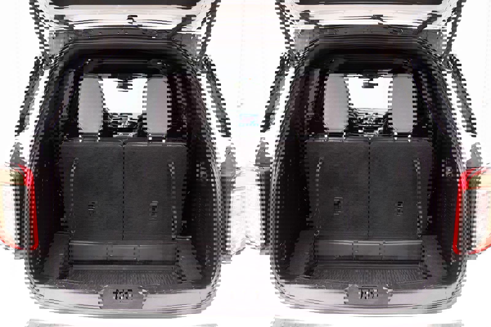 Used 2020 Ford Explorer XLT w/ Equipment Group 202A image 26