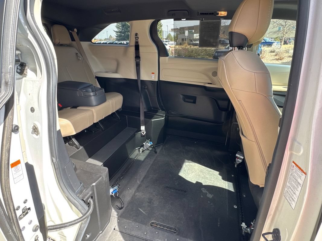 Used 2021 Toyota Sienna XLE AWD/4WD image 27