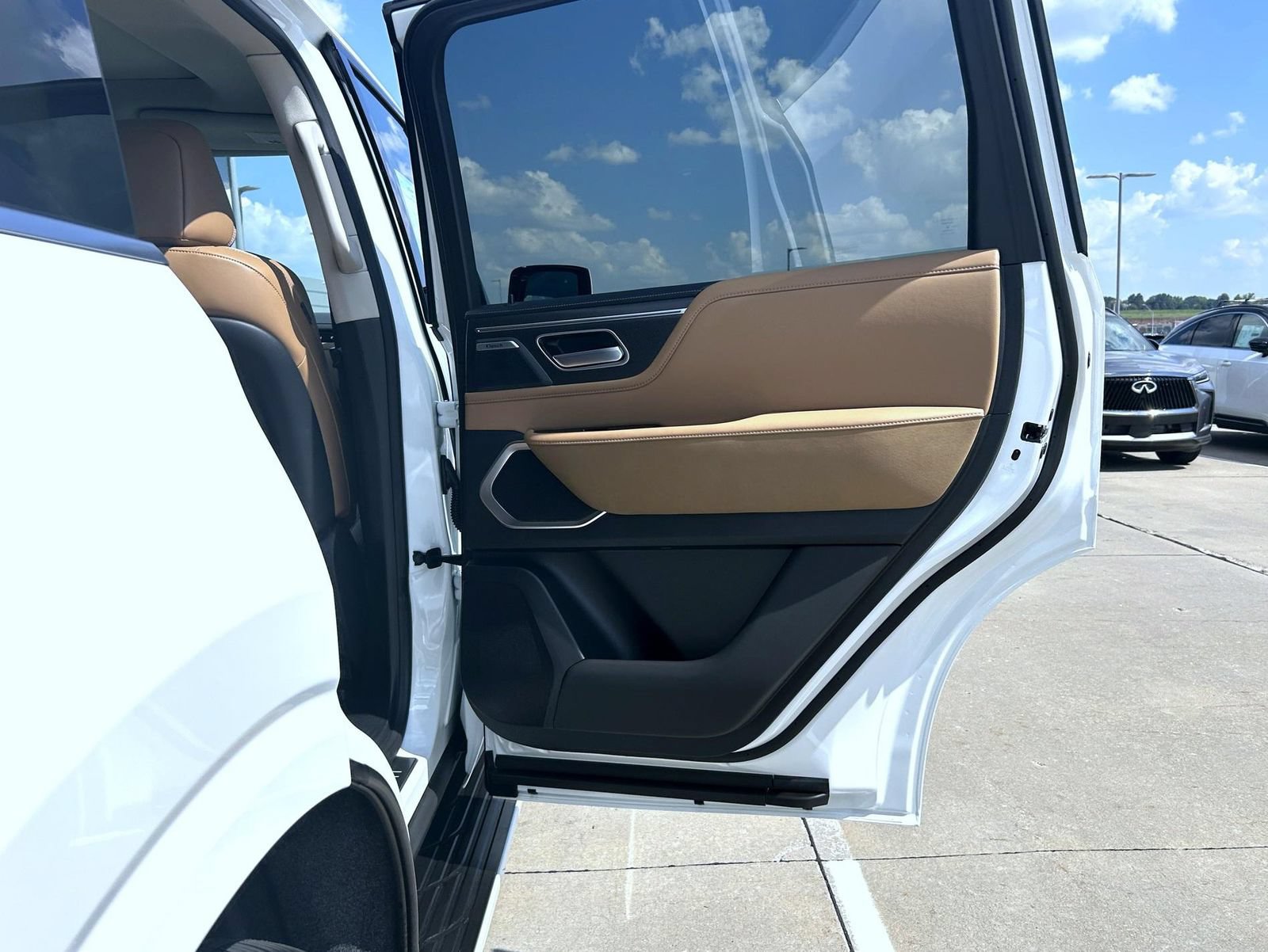 New 2027 INFINITI QX80 Luxe w/ Cargo Package AWD/4WD image 17