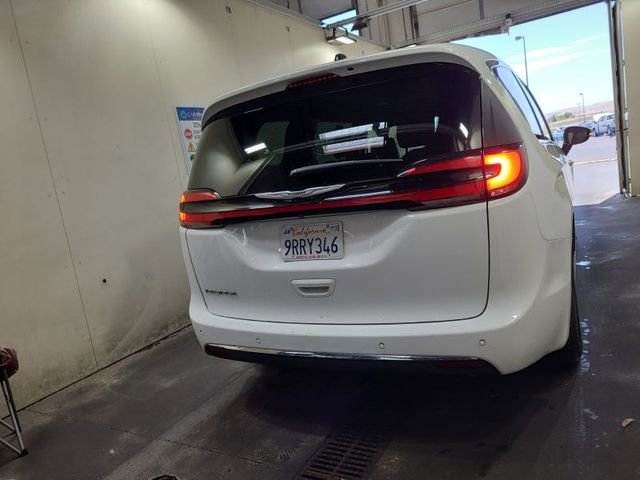 Used 2025 Chrysler Pacifica Select FWD image 5