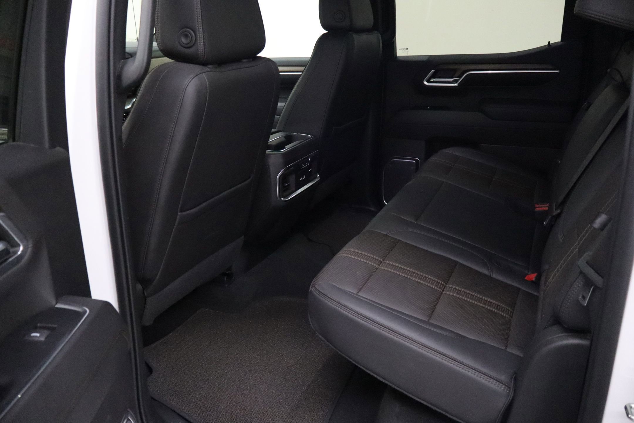 Used 2022 Chevrolet Silverado 1500 High Country w/ Technology Package image 24