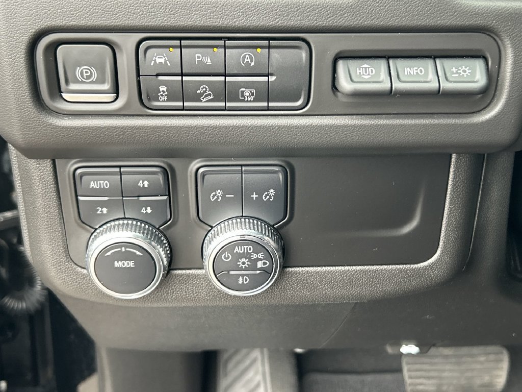 Used 2023 GMC Yukon AT4 w/ Technology Package AWD/4WD image 18
