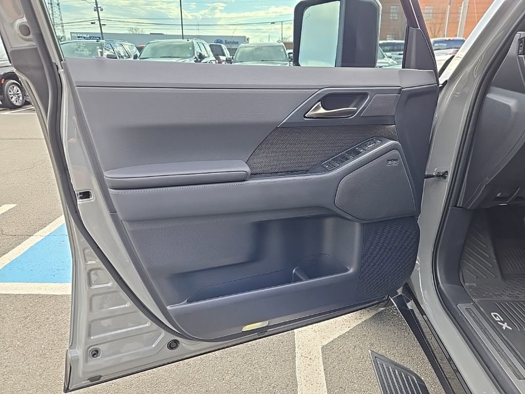 Used 2025 Lexus GX 550 w/ Accessory Package (2T) image 11