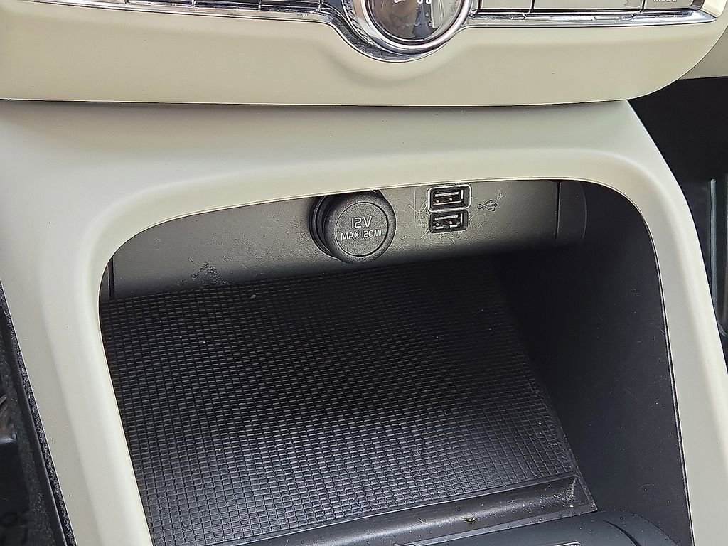 Certified 2021 Volvo XC40 T5 Momentum image 29