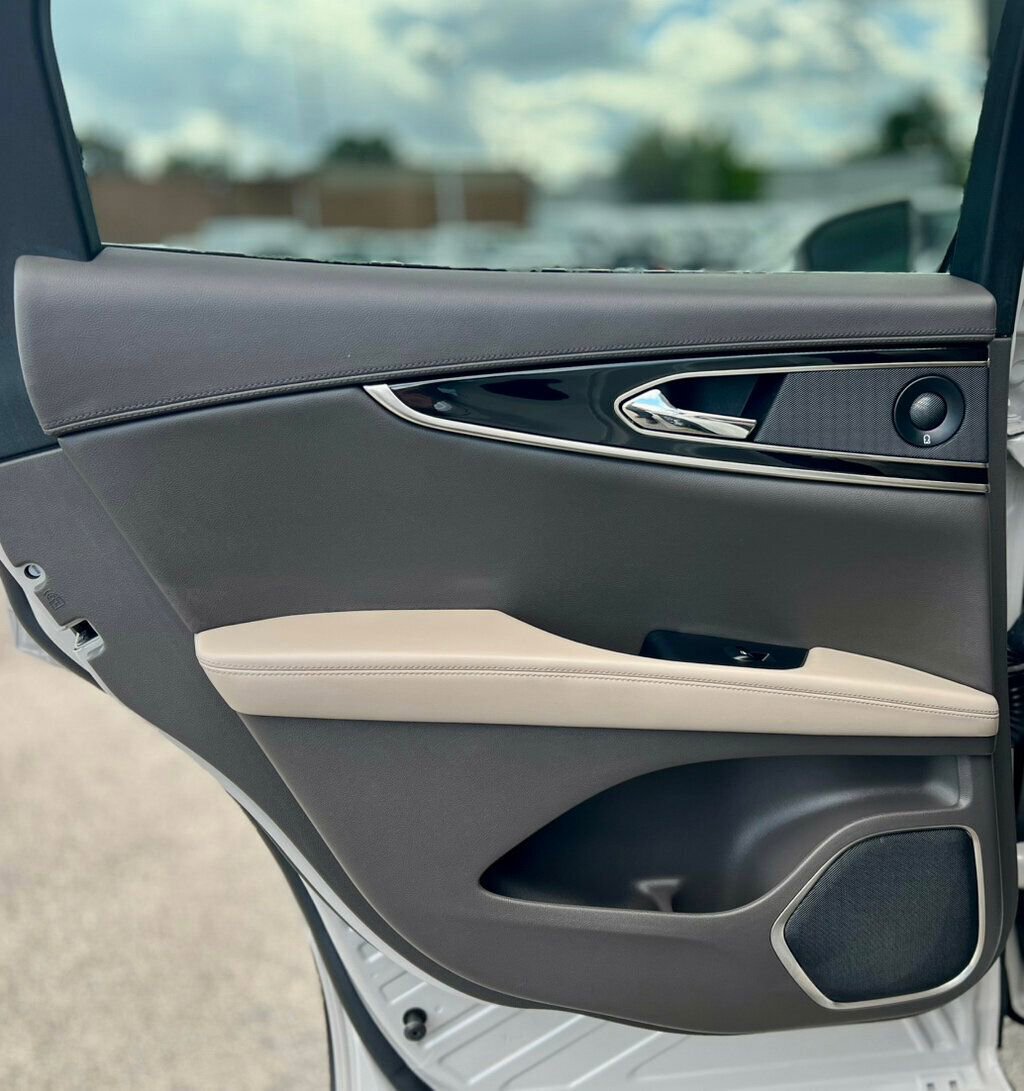 Used 2022 Lincoln Nautilus Reserve w/ Equipment Group 201A image 13