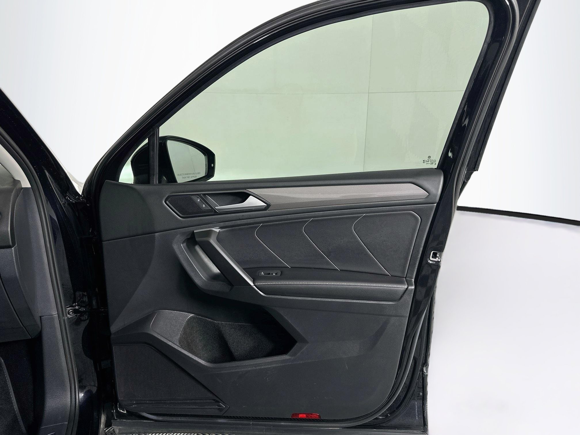 Used 2023 Volkswagen Tiguan SE FWD image 33