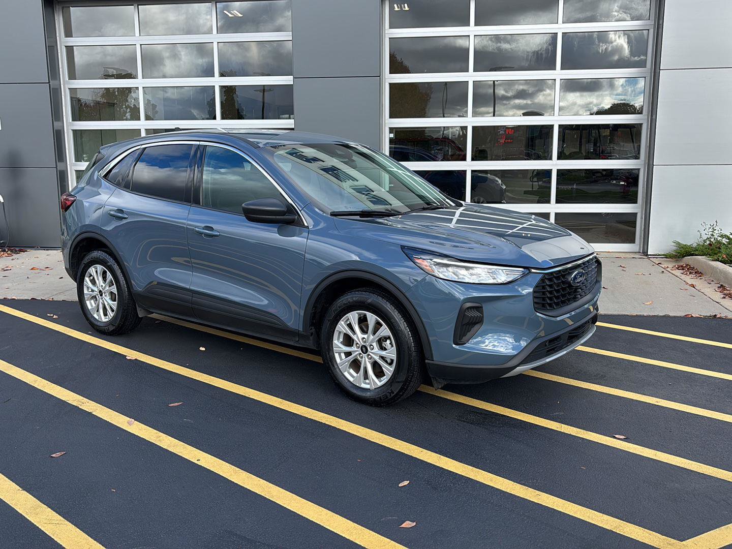 Used 2023 Ford Escape Active AWD/4WD image 2