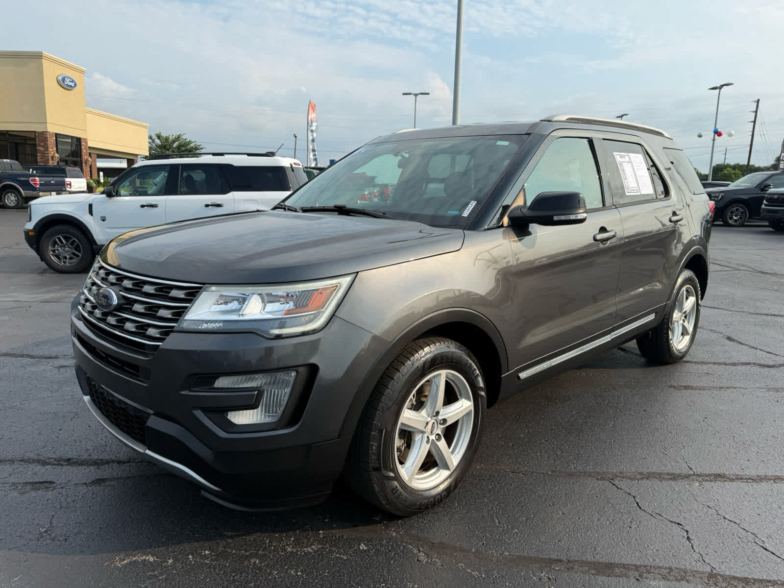 Used 2017 Ford Explorer XLT AWD/4WD image 25