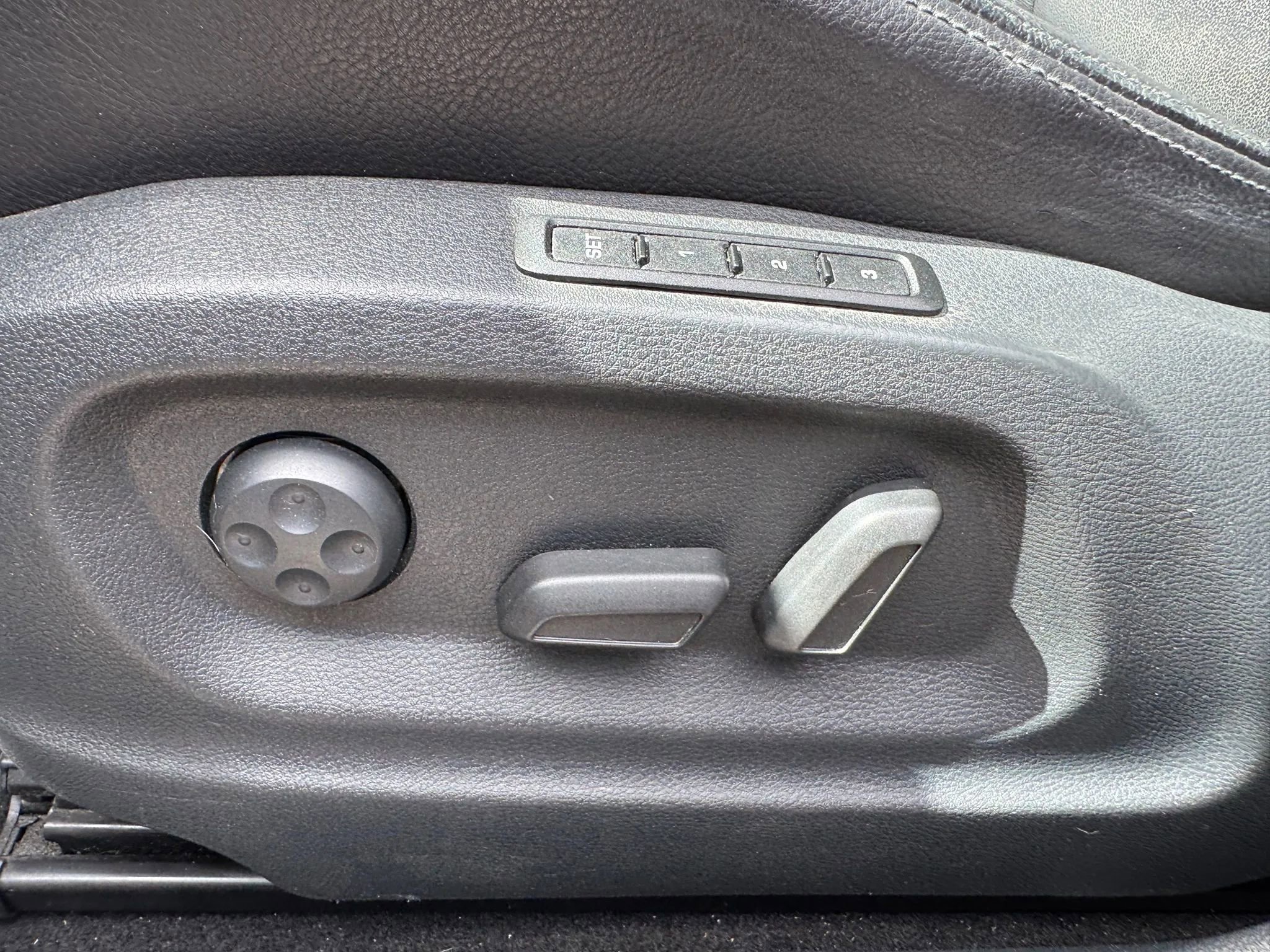 Used 2017 Volkswagen Tiguan SEL image 12