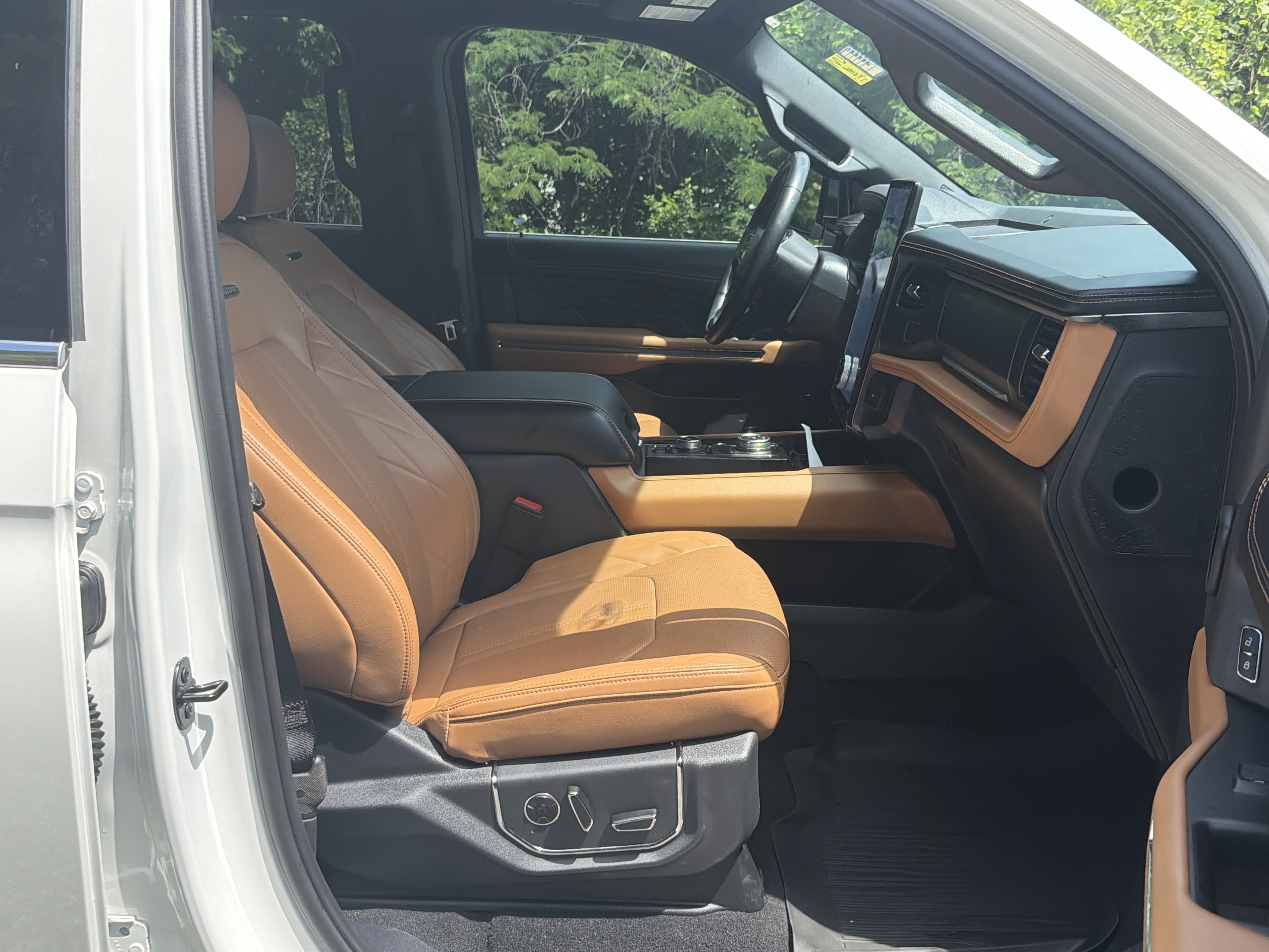 Used 2024 Ford Expedition Max Platinum AWD/4WD image 33
