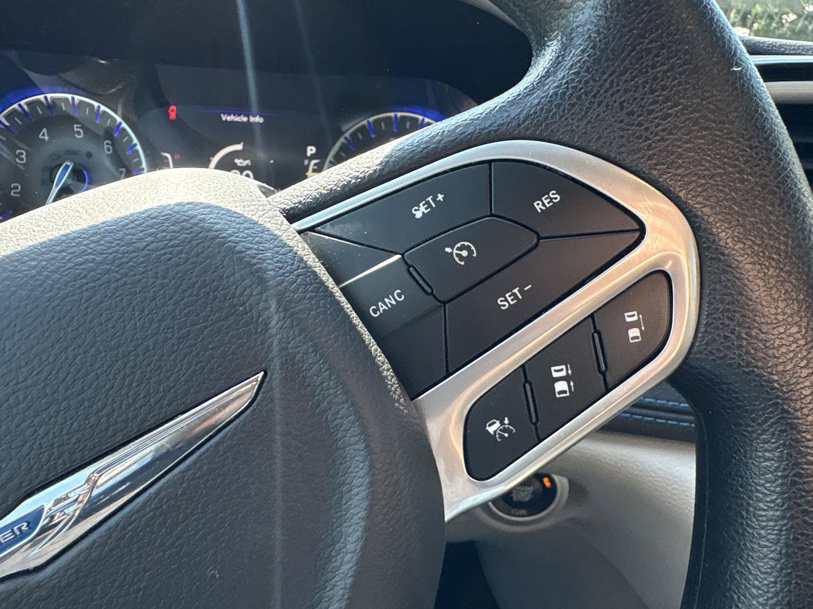 Used 2021 Chrysler Pacifica Touring FWD image 19