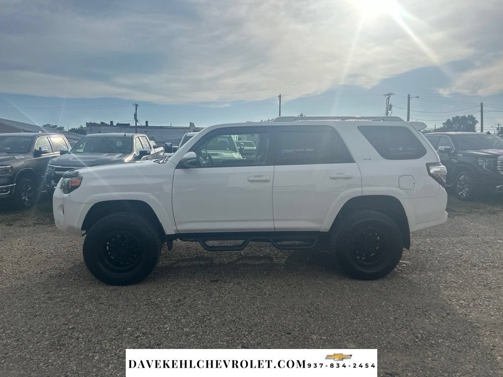 Used 2018 Toyota 4Runner SR5 Premium AWD/4WD image 2