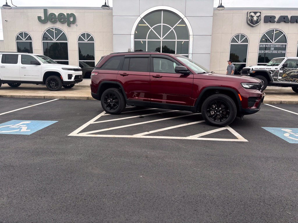 Used 2025 Jeep Grand Cherokee Altitude AWD/4WD image 2