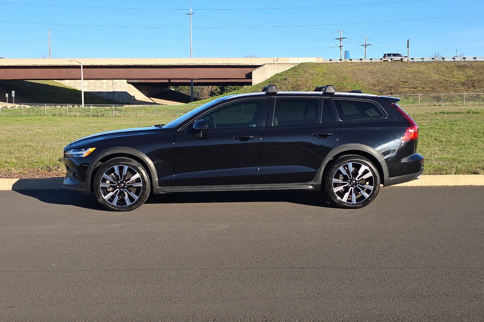 Used 2022 Volvo V60 T5 Cross Country w/ Advanced Package image 6