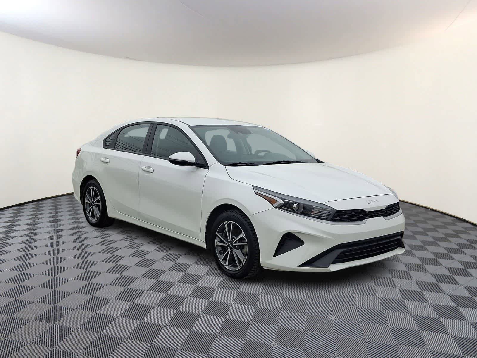 Used 2023 Kia Forte LXS w/ LXS Technology Package image 4
