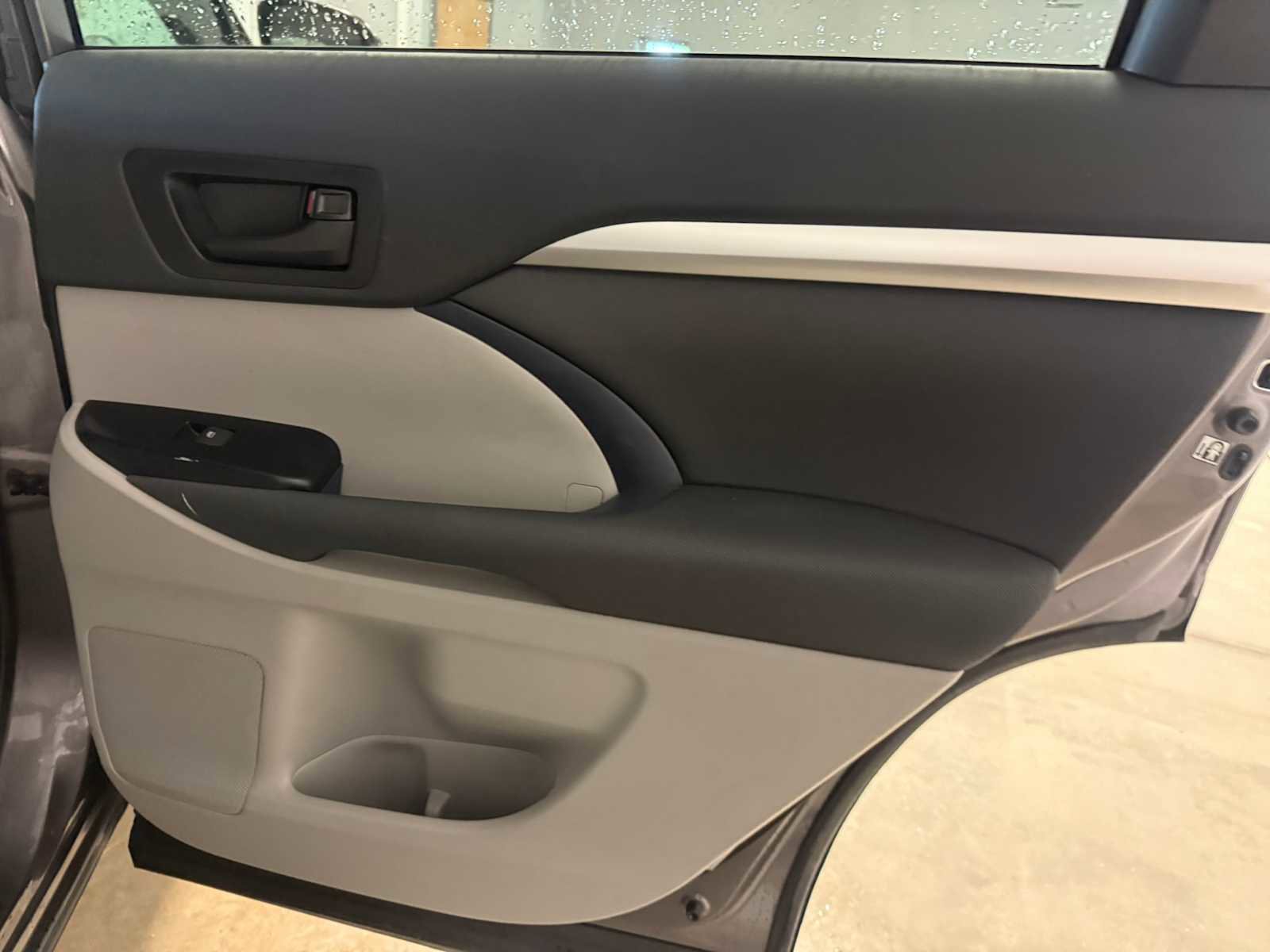 Used 2019 Toyota Highlander LE AWD/4WD image 26