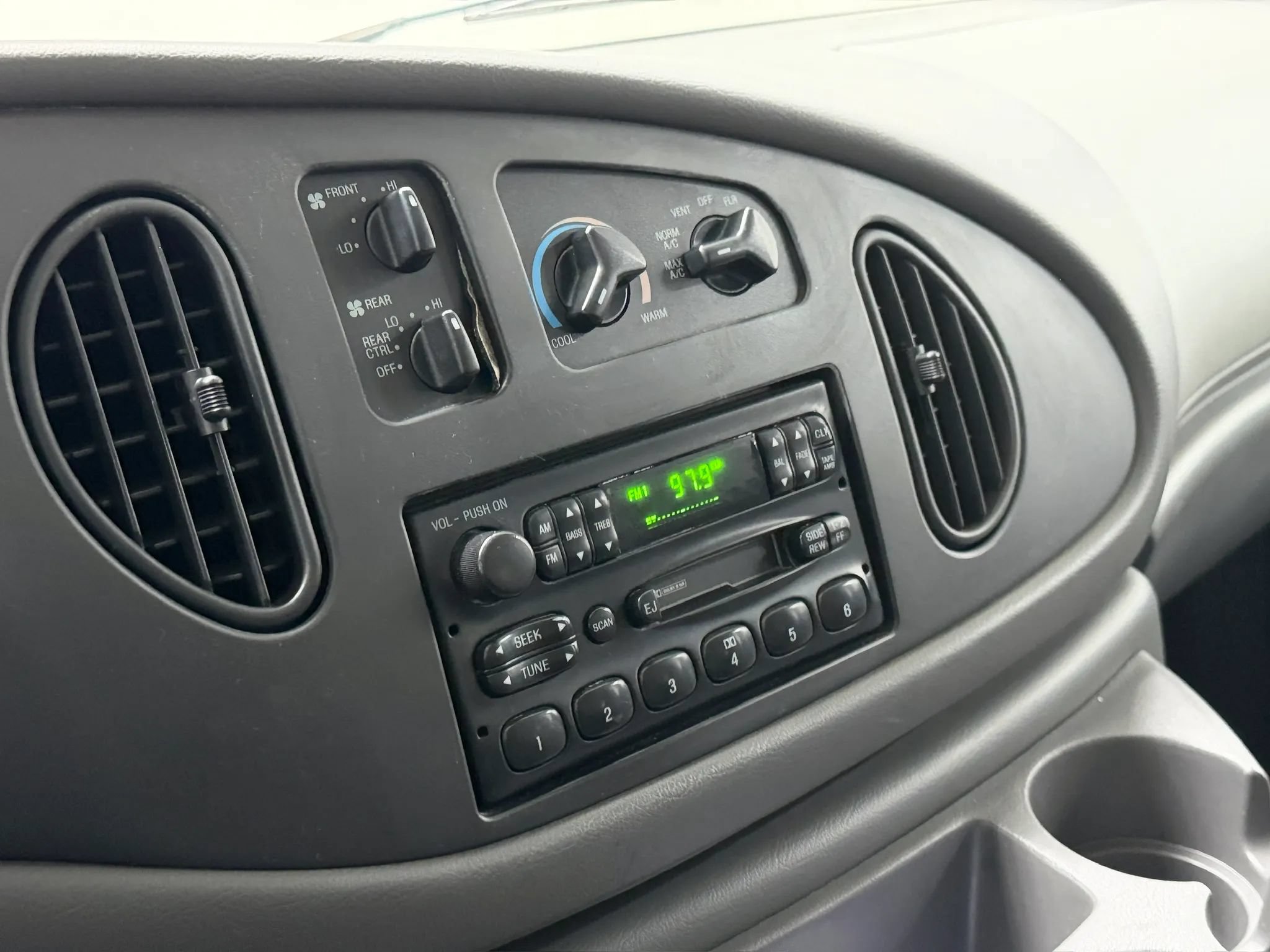Used 2003 Ford E-350 and Econoline 350 XL RWD image 60