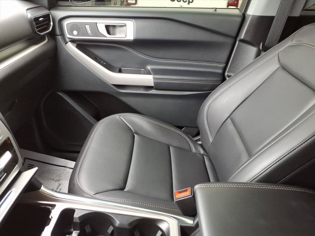 Used 2022 Ford Explorer XLT w/ Equipment Group 202A AWD/4WD image 34