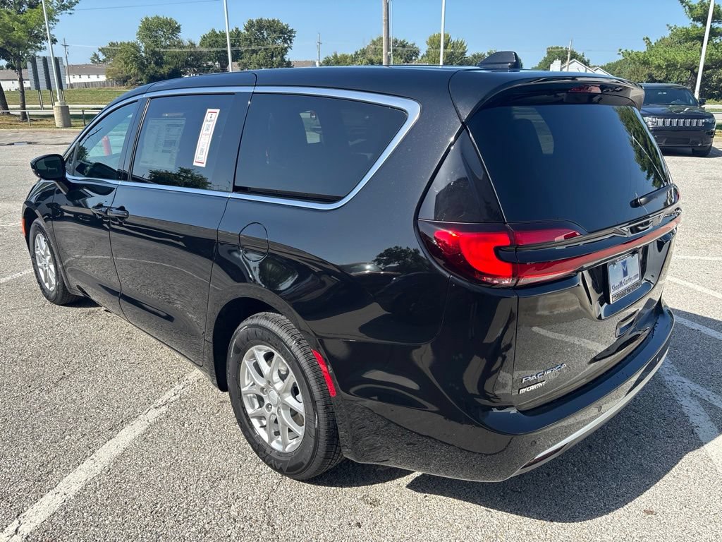 New 2027 Chrysler Pacifica Select FWD image 10