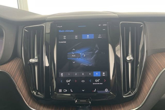 Used 2023 Volvo XC60 B5 Plus image 40