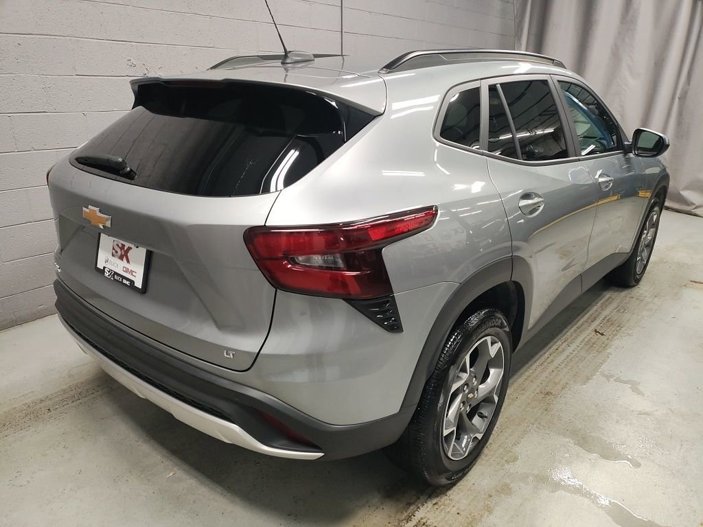 Used 2025 Chevrolet Trax LT w/ Sunroof Package image 2