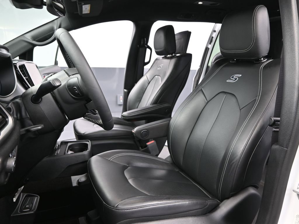 Used 2022 Chrysler Pacifica Touring-L w/ Uconnect Theater Family Group image 28