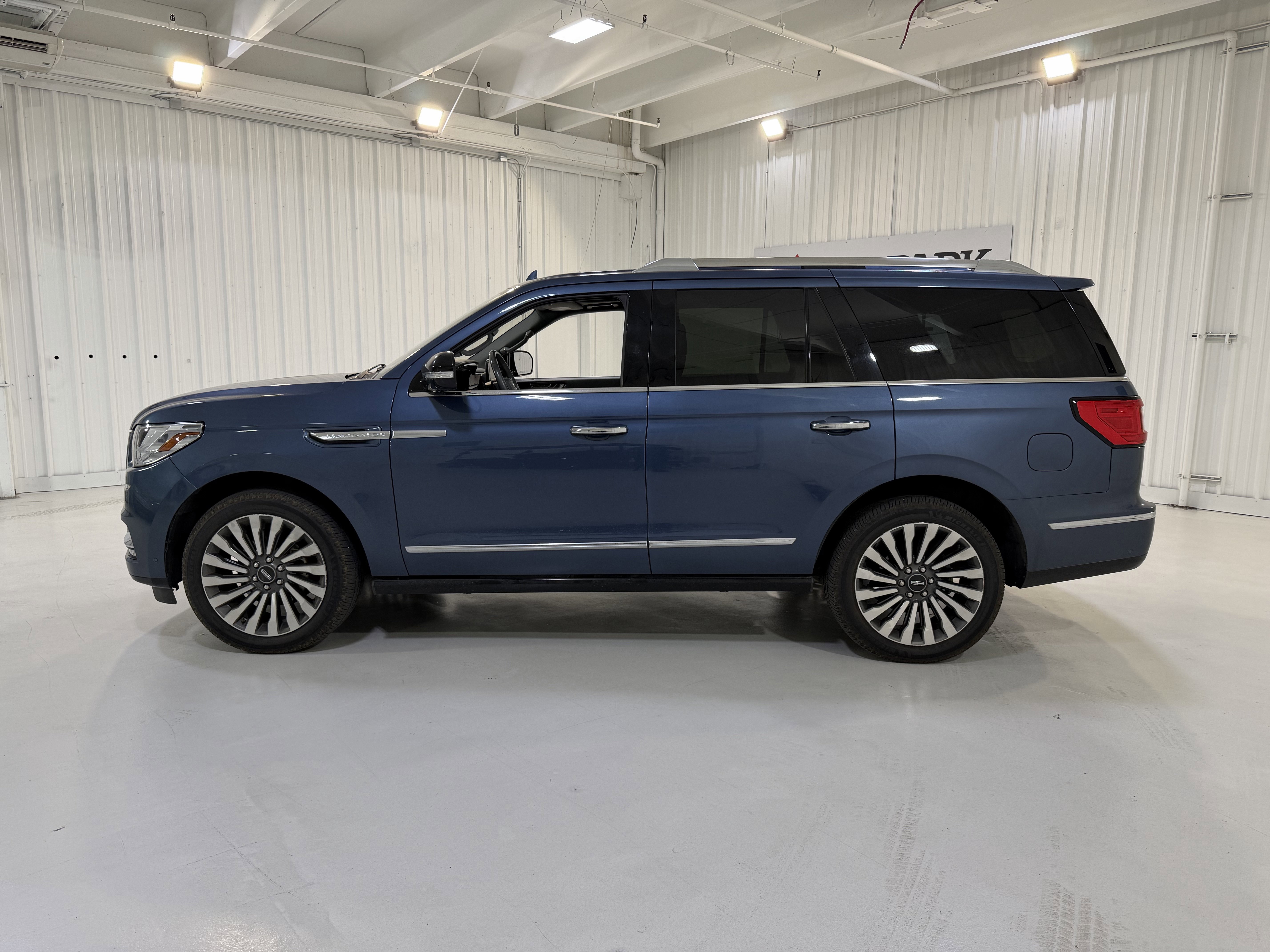 Used 2019 Lincoln Navigator Reserve image 2