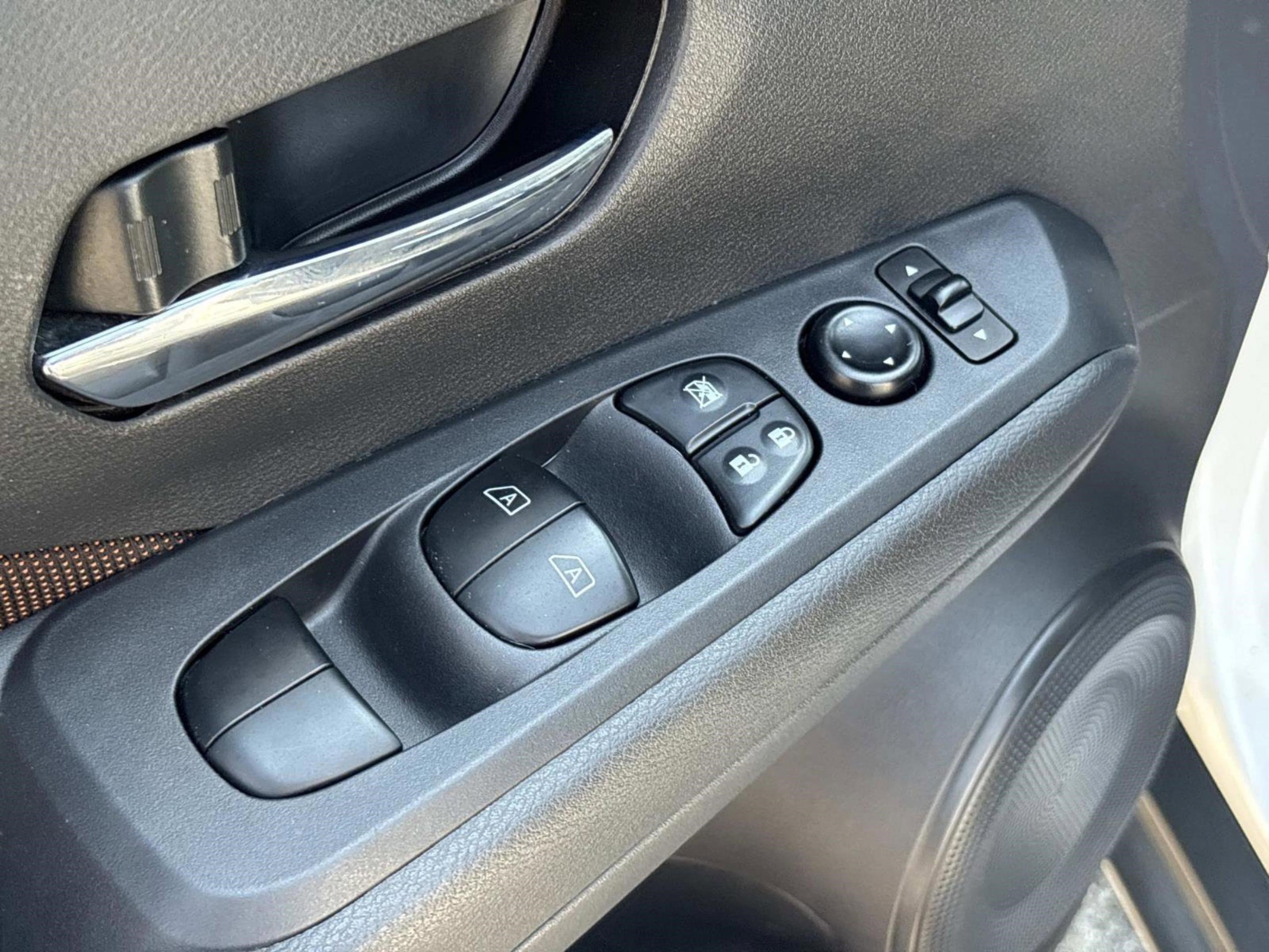 Used 2021 Nissan Kicks SR image 22