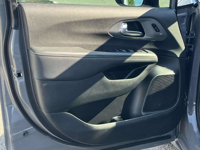 Used 2025 Chrysler Pacifica Select FWD image 15