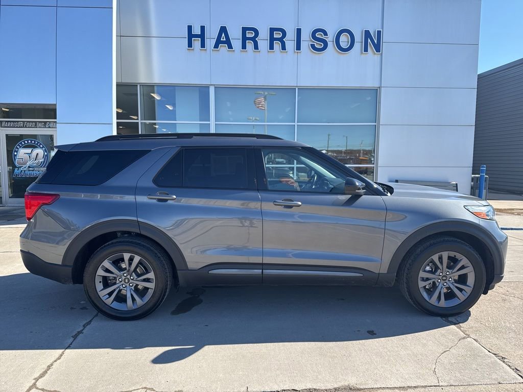 Used 2022 Ford Explorer XLT w/ Equipment Group 202A image 4