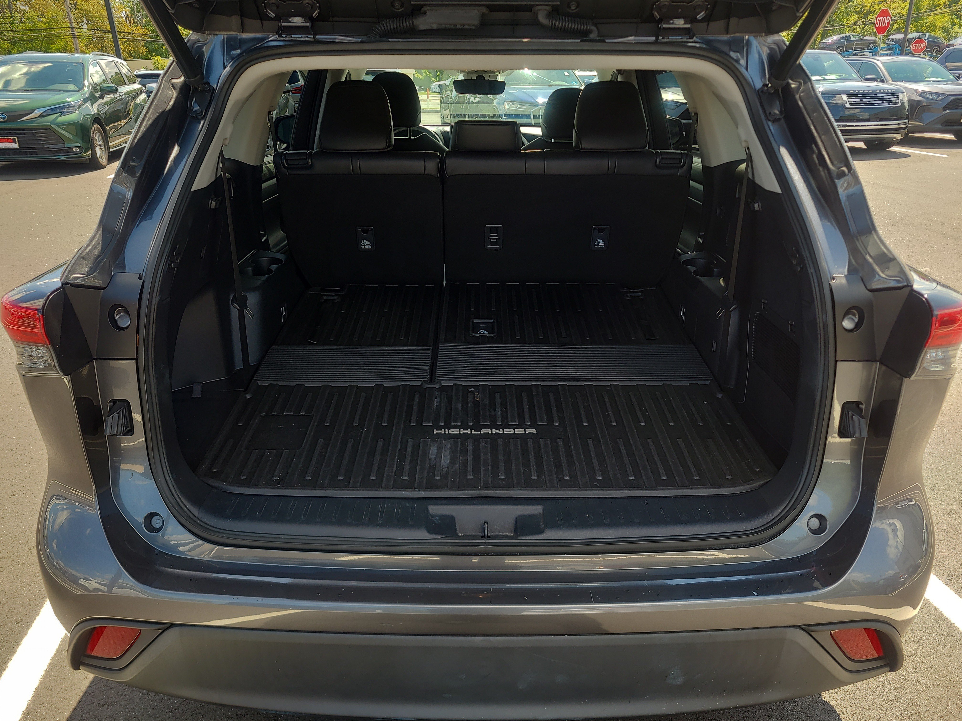Used 2023 Toyota Highlander XLE AWD/4WD image 30